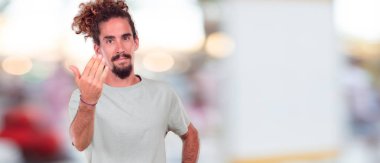 mutlu ve memnun, geniş bir gülümseme ile görünen genç hipster adam onaylayarak el ile bir 