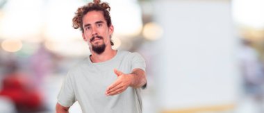 bir telefon görüşmesi jest veya işareti, gurur, mutlu, memnun bir bakışla yapma genç hipster adam; bir gülümseme ile iletişim sunan.