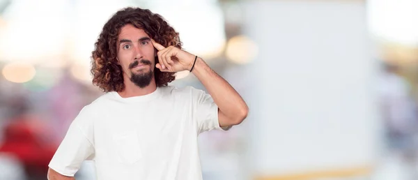 Giovane Uomo Hipster Con Uno Sguardo Confuso Premuroso Guardando Lateralmente — Foto Stock