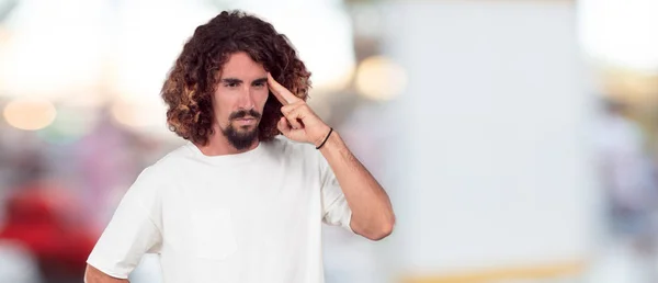 Jovem Hipster Homem Concentrando Duro Uma Ideia Com Olhar Sério — Fotografia de Stock