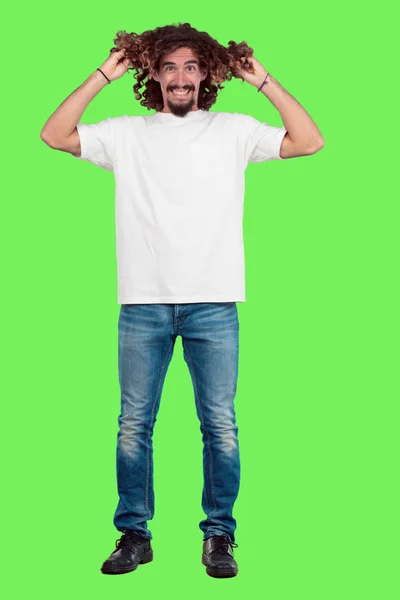 Vollbärtiger Junger Mann Gestikuliert Vor Grünem Hintergrund Bereit Zum Rausschneiden — Stockfoto