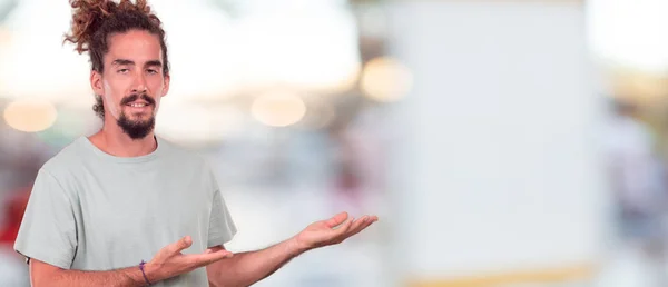 Joven Hipster Sonriendo Con Una Expresión Satisfecha Mostrando Objeto Concepto —  Fotos de Stock