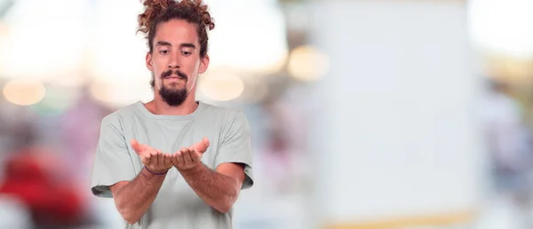 Joven Hipster Sonriendo Con Una Expresión Satisfecha Mostrando Objeto Concepto —  Fotos de Stock