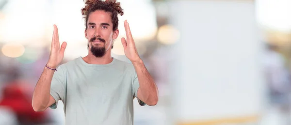 Jovem Hipster Sorrindo Com Uma Expressão Satisfeita Mostrando Objeto Conceito — Fotografia de Stock