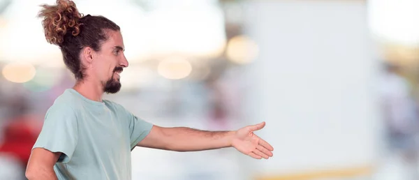 Joven Hipster Hombre Haciendo Gesto Llamada Telefónica Signo Con Una — Foto de Stock