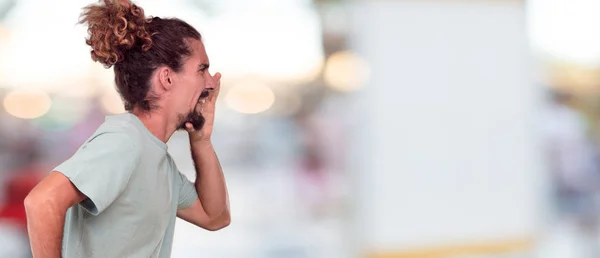 Jeune Homme Hipster Avec Une Expression Sérieuse Confiante Fière Sévère — Photo