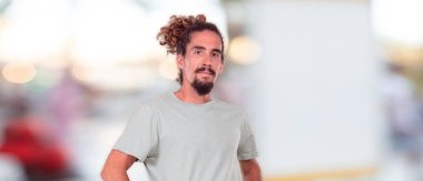 Genç hipster adam gurur, mutlu ve kendine güvenen bir ifade ile; silah ile bir meydan okuma kabul, gülümseyen ve başarı, emin bir 