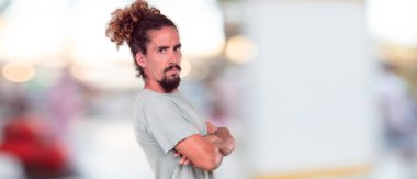 baş el ile dokunmak ise hayran bir ifade ile gülümseyerek mutlu bir şekilde iyi ve şaşırtıcı haberlerim fark ya da harika bir fikir sahip genç hipster adam.