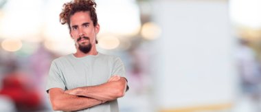 önünde bir nesne doğru seyir silah ile ayakta kamera geri vererek genç hipster adam geçti. Kızgın, memnun, gurur, düşünceli küstah ifade olabilir.