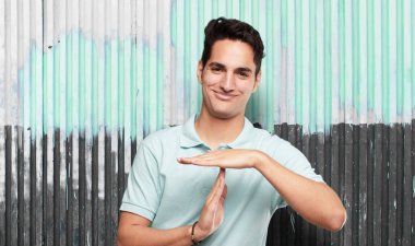 Genç yakışıklı latin adam zaman aşımı kavramı