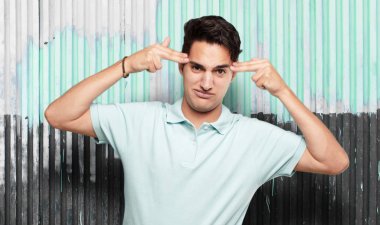 Genç yakışıklı latin adam intihar işareti