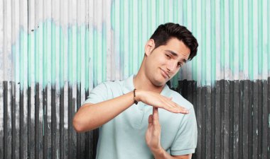 Genç yakışıklı latin adam zaman aşımı kavramı