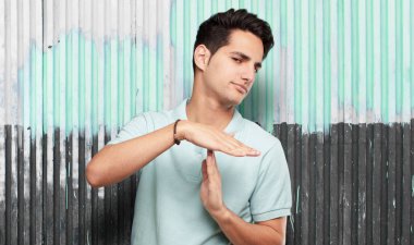 Genç yakışıklı latin adam zaman aşımı kavramı