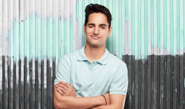 Genç yakışıklı latin adam wink göz kavramı