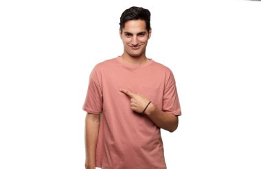 işaret ve jest gösterilen genç yakışıklı latin adam