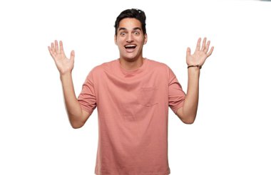 Genç yakışıklı latin erkek hayran ya da ifade şok