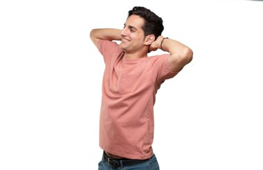 Genç yakışıklı latin adam memnuniyeti ifade