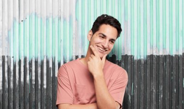 Genç yakışıklı latin erkek hayran ya da ifade şok