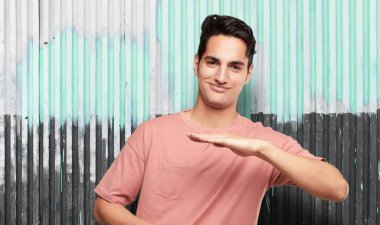 işaret ve jest gösterilen genç yakışıklı latin adam