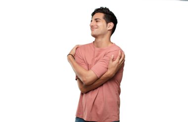 Genç yakışıklı latin adam memnuniyeti ifade