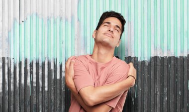 Genç yakışıklı latin adam memnuniyeti ifade