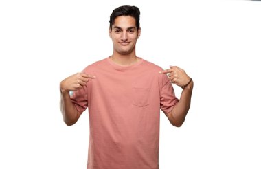 işaret ve jest gösterilen genç yakışıklı latin adam