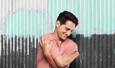 Genç yakışıklı latin adam memnuniyeti ifade