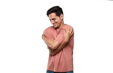 Genç yakışıklı latin adam memnuniyeti ifade