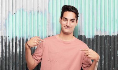 işaret ve jest gösterilen genç yakışıklı latin adam