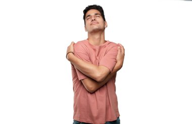 Genç yakışıklı latin adam memnuniyeti ifade