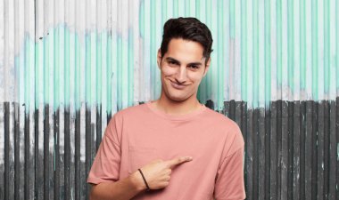 işaret ve jest gösterilen genç yakışıklı latin adam