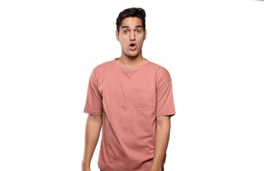 Genç yakışıklı latin erkek hayran ya da ifade şok