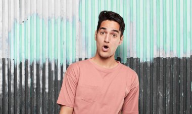 Genç yakışıklı latin erkek hayran ya da ifade şok