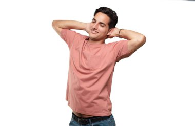 Genç yakışıklı latin adam memnuniyeti ifade