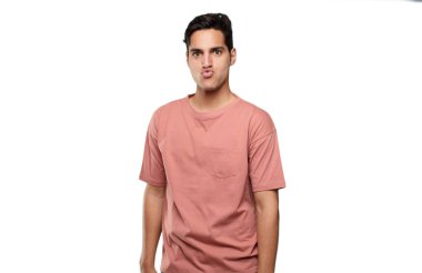 Genç yakışıklı latin erkek hayran ya da ifade şok