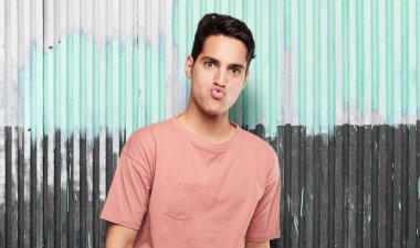 Genç yakışıklı latin erkek hayran ya da ifade şok