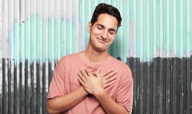 Genç latin yakışıklı. Aşk kavramı.