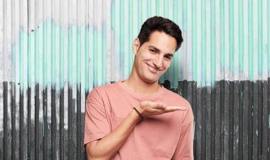 Genç latin yakışıklı