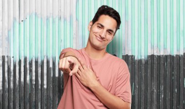 Genç latin yakışıklı. Aşk kavramı.