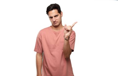 Genç yakışıklı latin adam ret işareti