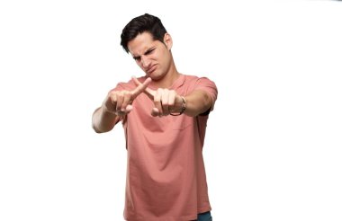 Genç yakışıklı latin adam ret işareti