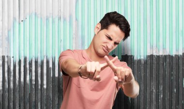 Genç yakışıklı latin adam ret işareti