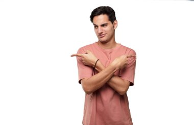 Genç yakışıklı latin adam ifade karıştı