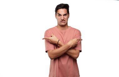 Genç yakışıklı latin adam ifade karıştı