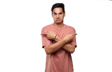 Genç yakışıklı latin adam ifade karıştı