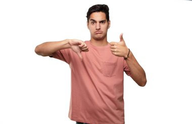 Genç yakışıklı latin adam ifade karıştı