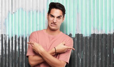 Genç yakışıklı latin adam ifade karıştı