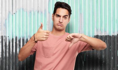 Genç yakışıklı latin adam ifade karıştı