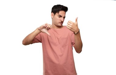 Genç yakışıklı latin adam ifade karıştı