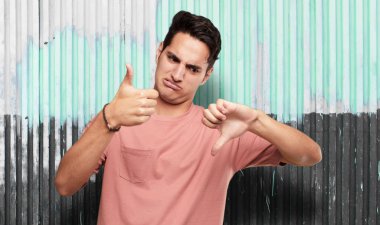 Genç yakışıklı latin adam ifade karıştı